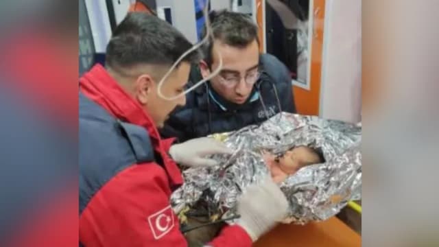 受困废墟近90小时 十天大土耳其男婴获救
