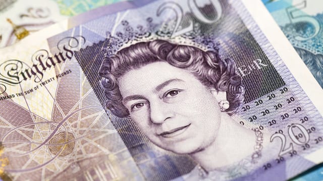 20和50英镑旧纸钞将停止流通 英国民众纷赶往银行换新钞