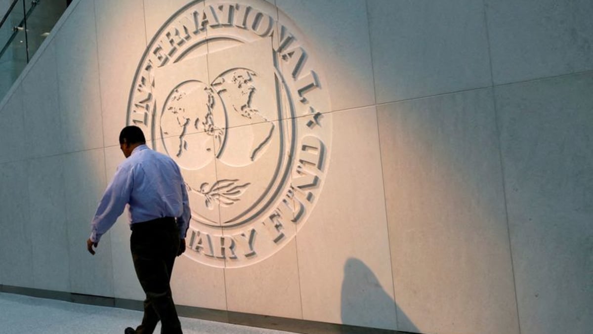 IMF mengatakan utang pemerintah tumbuh lebih cepat dibandingkan perkiraan sebelum COVID