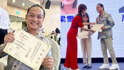 Ngee Ann Poly Student Dennis Chew, 50, Receives His First Ever Academic Scholarship: “I’m Not Smart. Thankfully, I Work Hard”