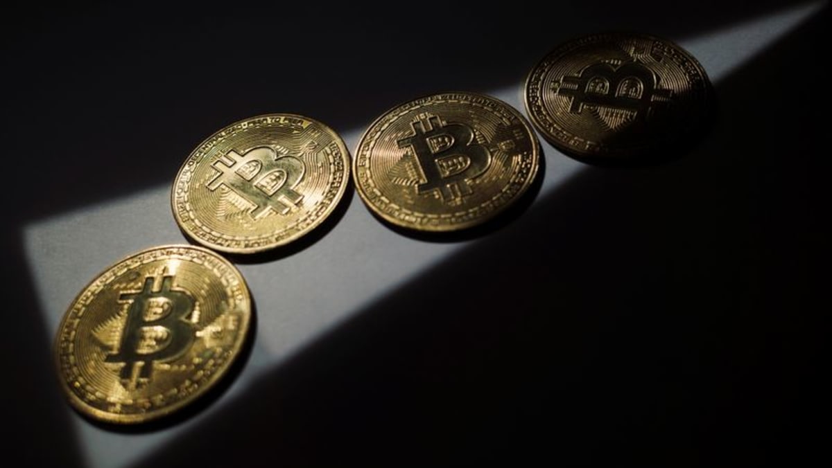 Bitcoin turun 8,4 persen menjadi US,228,82