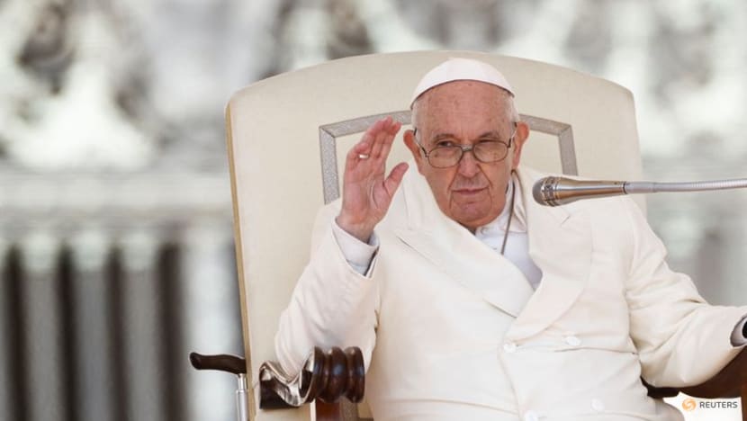 Pope Francis receives signed shirt from Man United's Martinez Pope Francis receives signed shirt from Man United's Martinez