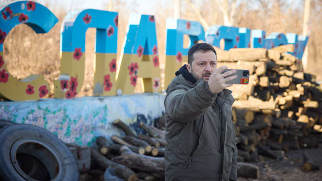 乌总统泽连斯基到东部前线 探望乌军人