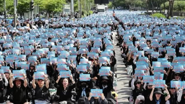 晨光|纸上风云：韩国教师示威 抗议家长长期欺凌