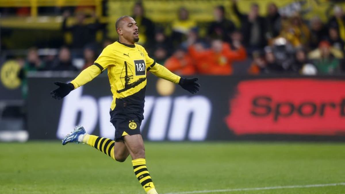 Malen double helps Dortmund cruise past Freiburg 3-0