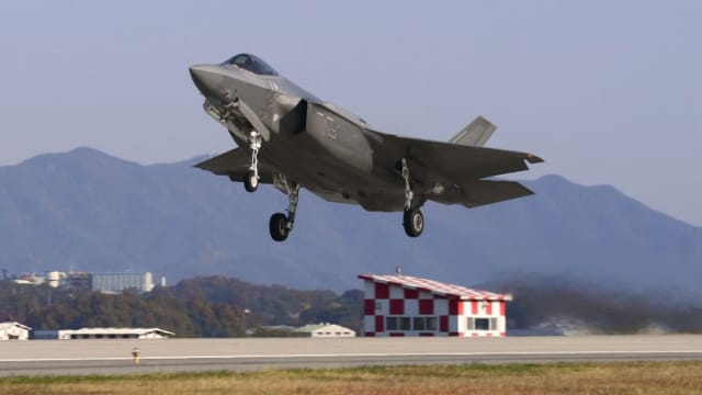 韩军：八架中国和俄国军机闯韩 紧急出动战斗机应对