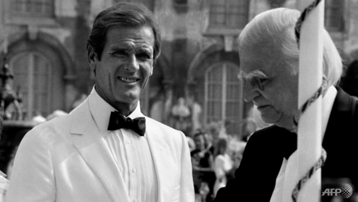 Pest dobbeltlag Den fremmede Commentary: My favourite James Bond? Roger Moore. Nobody played the British  spy better - CNA