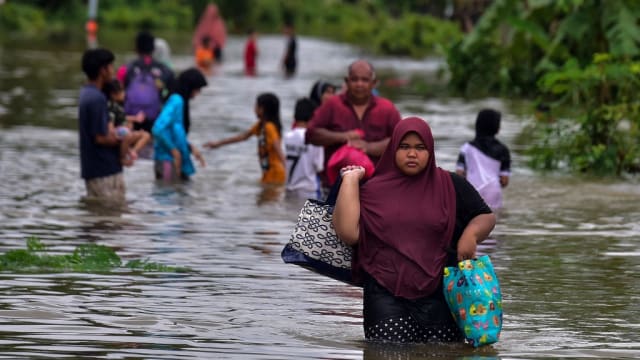 泰国南部爆发洪灾 至少六人丧命