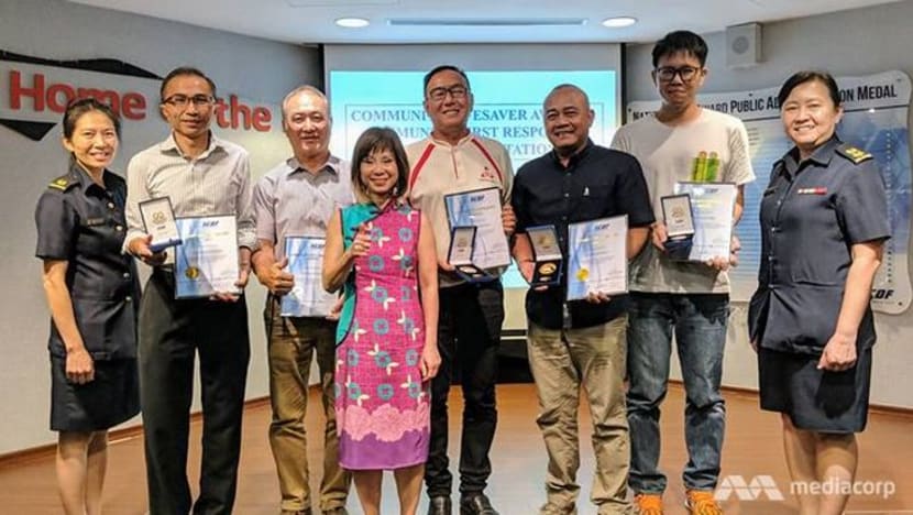 6 penduduk Hong Kah North diberi anugerah bantu pulihkan mangsa serangan jantung 6 penduduk Hong Kah North diberi anugerah bantu pulihkan mangsa serangan jantung