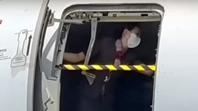 韩亚航空乘客开舱门 空姐用身体挡住门画面曝光获赞