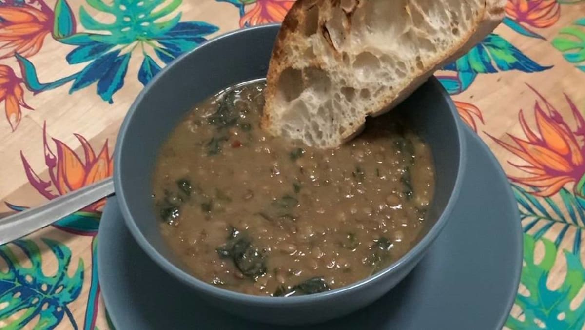 Resep rumahan yang mudah: Sup miju-miju dan kangkung yang sehat dari koki Tablescape