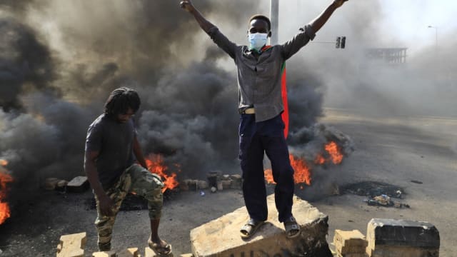 苏丹数万人抗议政变 12人受伤