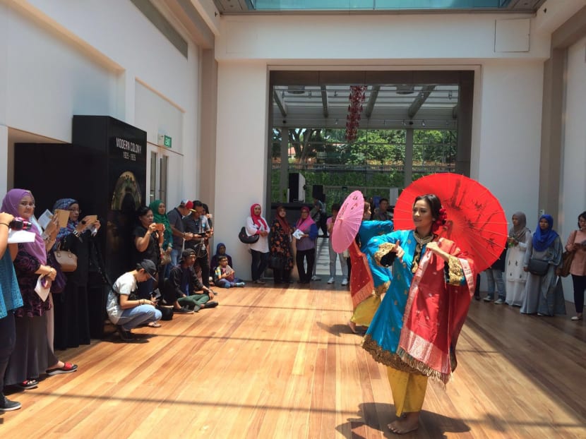 Dance Trail (Peti Tari) by Sriwana at the National Museum of Singapore for Bulan Bahasa 2016. Photo: Malay Language Council, Singapore