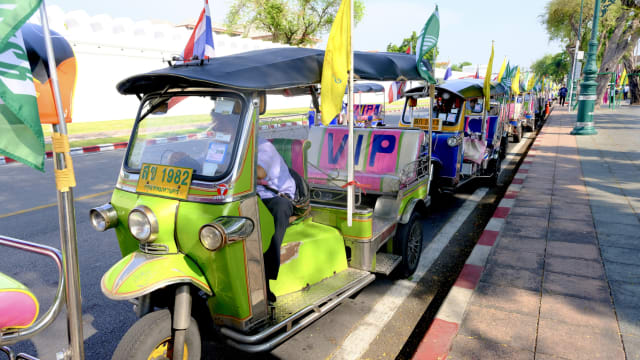 泰国嘟嘟车司机迫游客付四小时旅游费 被政府要求“调整态度” 