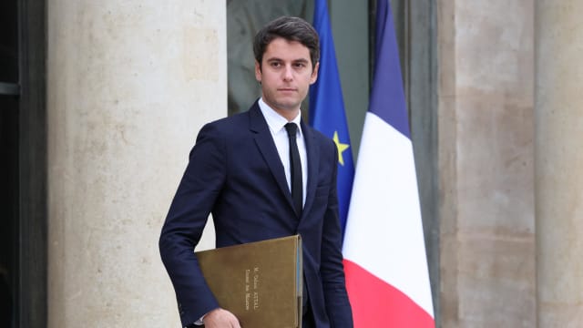 法国战后最年轻总理 34岁阿塔尔获得任命