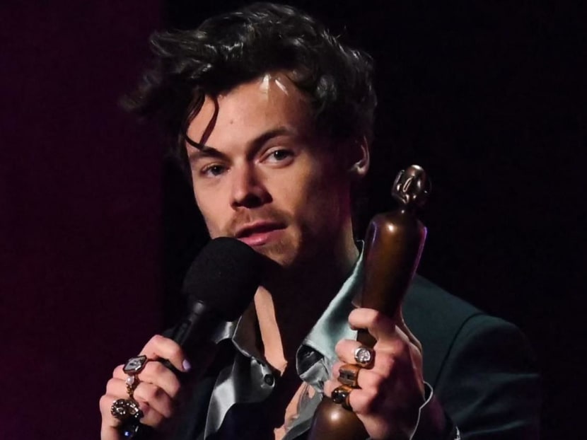 Harry Styles stops concert in Australia to help a fan propose to his girlfriend Harry Styles stops concert in Australia to help a fan propose to his girlfriend