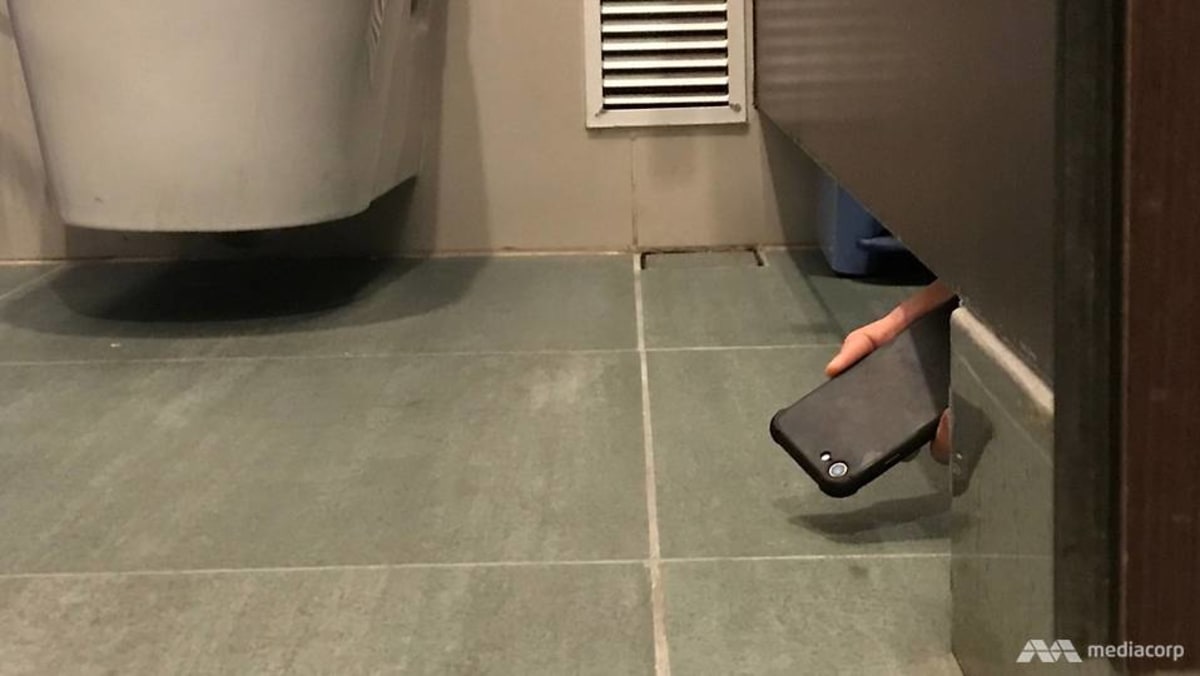Pengintip serial dipenjara karena mengintip remaja di toilet Tanglin Mall