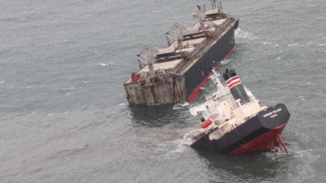 日本北部海域船只搁浅  船身断成两半导致漏油