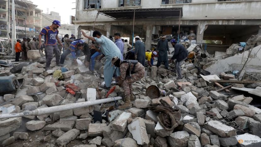 Blast at Pakistan bank branch constructed on sewage drain kills at least 10 Blast at Pakistan bank branch constructed on sewage drain kills at least 10
