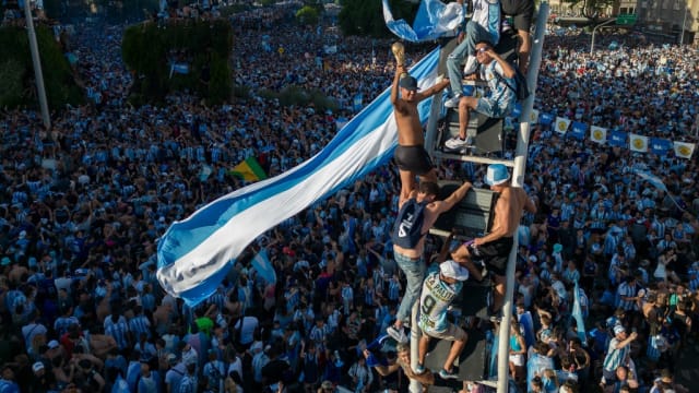 阿根廷捧世界杯 球迷聚集街头狂欢 