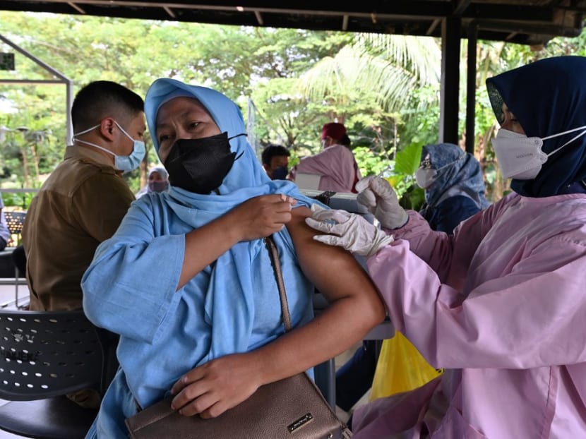 A nurse administers a Pfizer booster vaccine for the Covid-19 coronavirus in Jakarta on March 29, 2022.