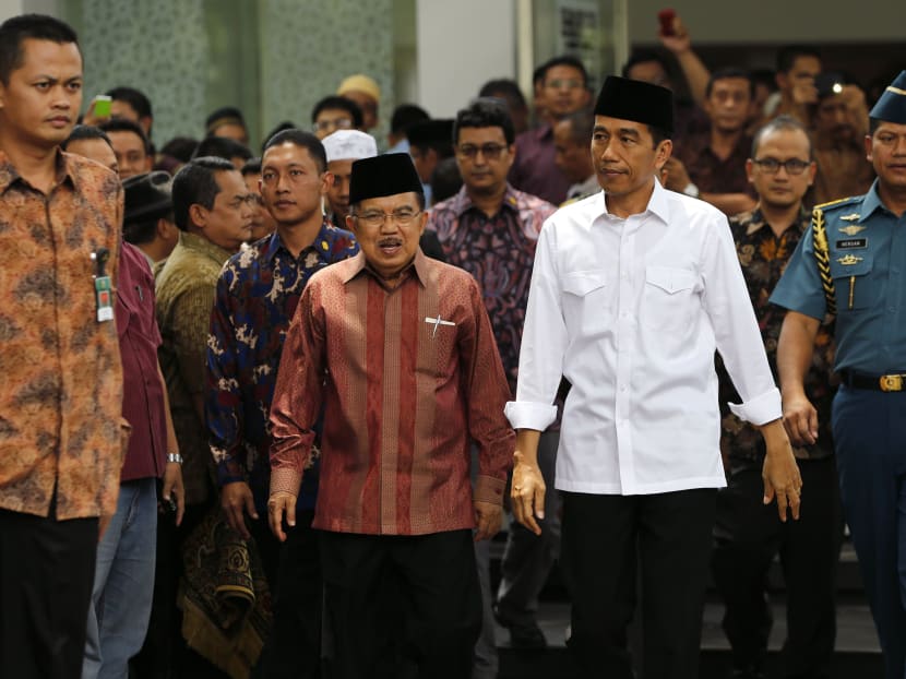 Indonesia's President Joko Widodo (2nd right) walks with vice president Yusuf Kalla (3rd right) after Friday prayers at the Presidential palace in Jakarta, Oct 24, 2014. PhotoL Reuters