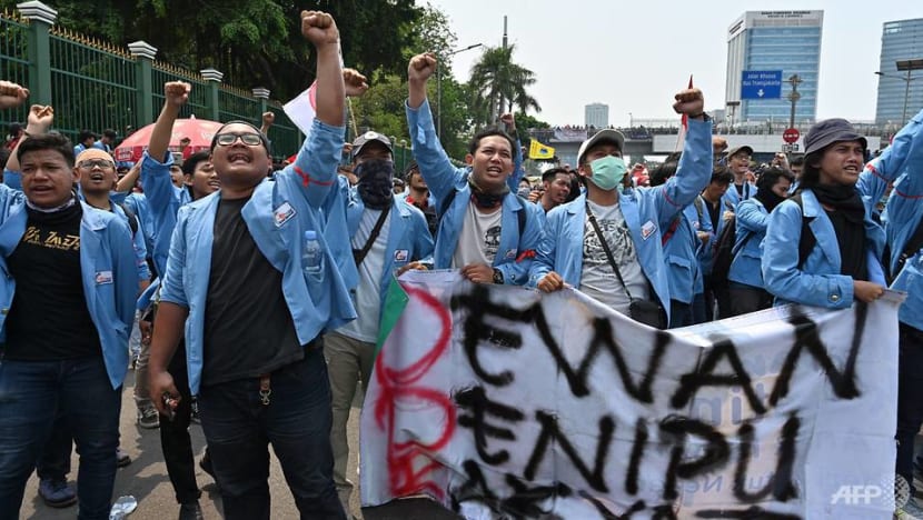 Indonesia Police Fire Tear Gas As Protesters Rally Against Graft Law