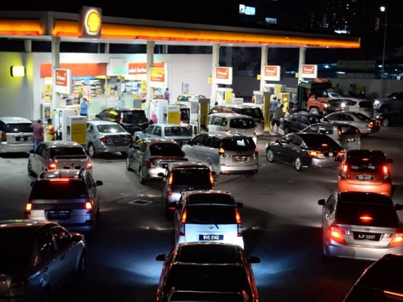 Motorists queue up to fill their vehicles with petrol before the nationwide 20 sen (S$0.08) petrol price increase at midnight in George Town, Oct 1, 2014. Photo: The Malay Mail Online/K.E. Ooi