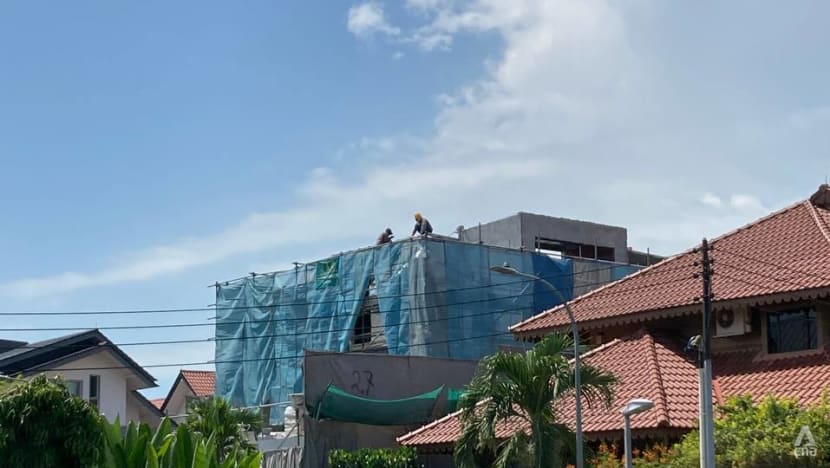 How construction workers, food delivery riders are keeping cool in sweltering Singapore How construction workers, food delivery riders are keeping cool in sweltering Singapore