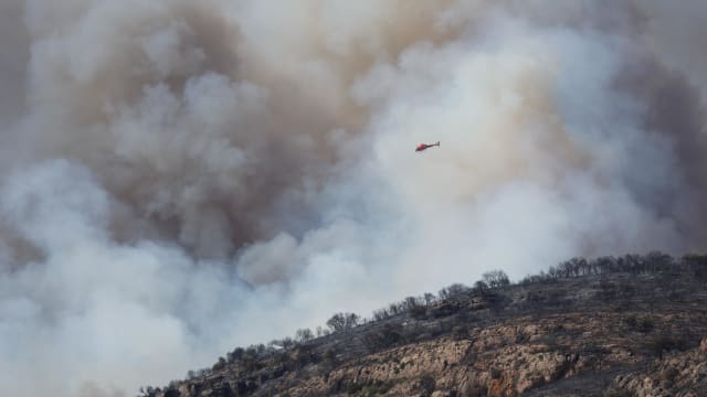 西班牙降大雨助消防员控制林火