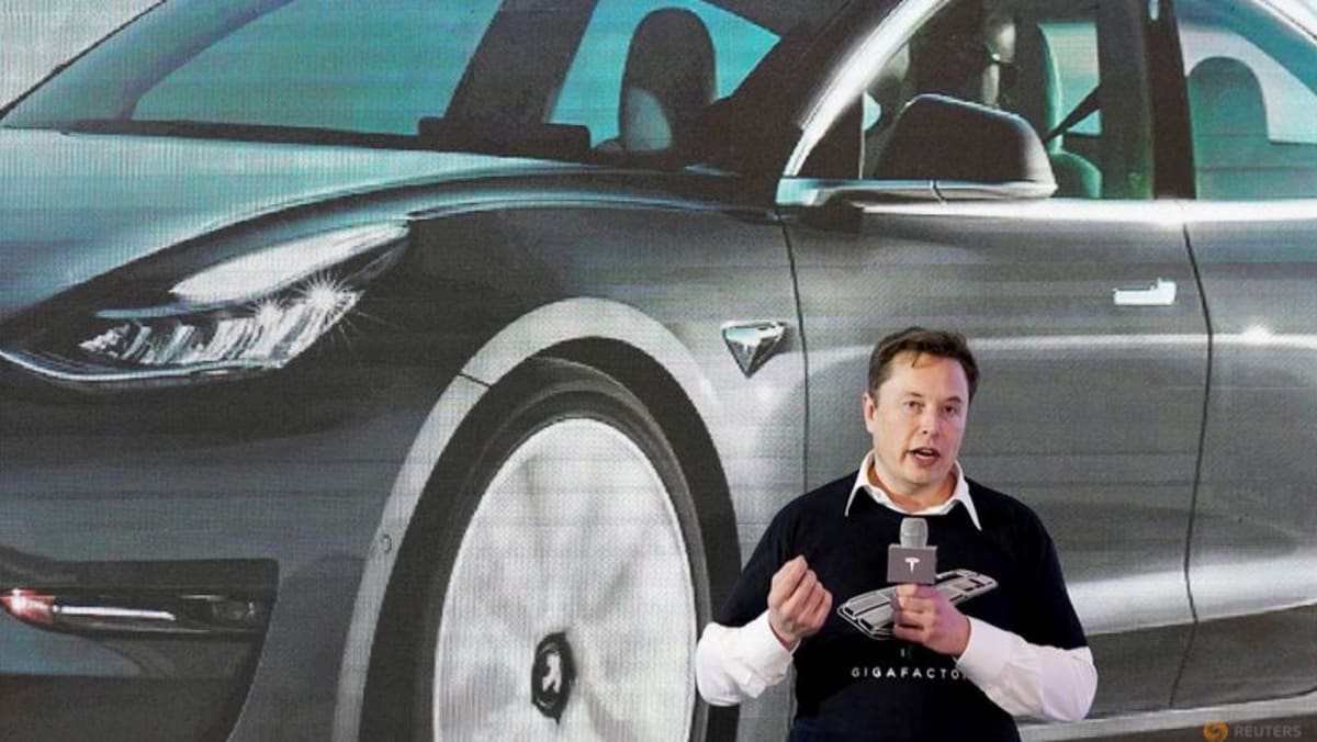 Musk bertanya kepada pengikut Twitter apakah dia harus menjual 10 persen saham Tesla-nya