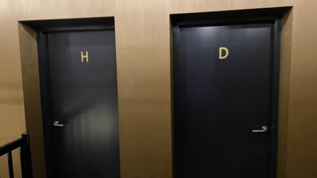 厕所门口只标“H”和“D”　你猜得出男、女吗？