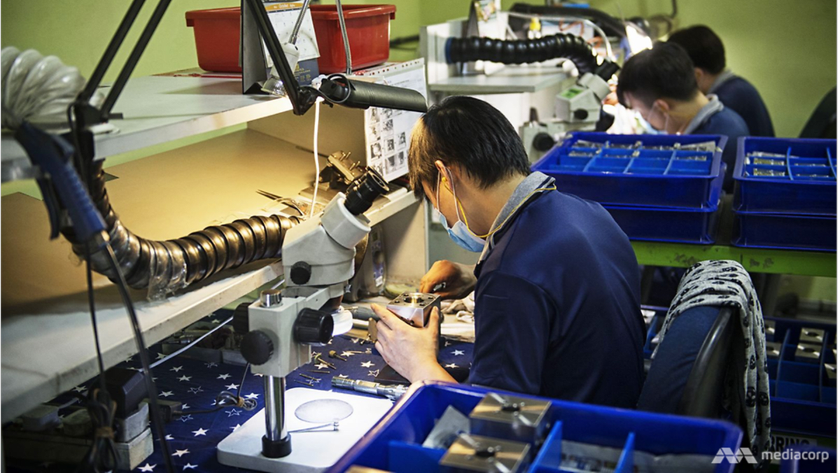 Output manufaktur Singapura berkontraksi untuk pertama kalinya dalam hampir satu tahun