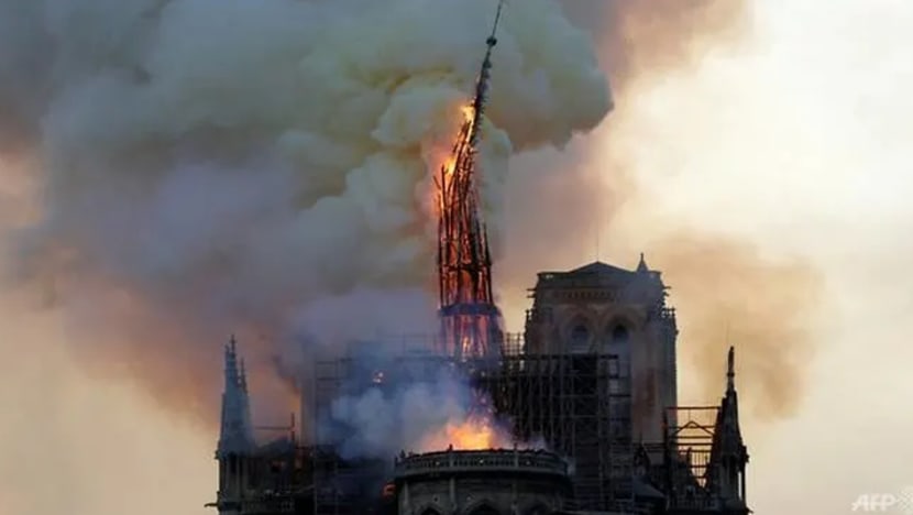 Notre-Dame Paris 'diselamatkan' setelah kebakaran musnahkan puncak menara gereja
