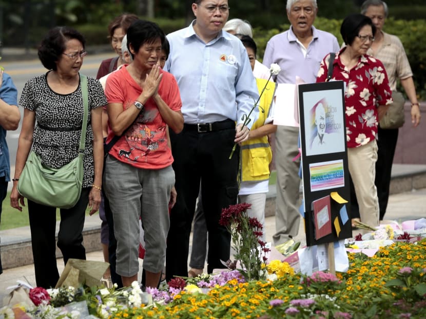 Members of the public, and various community and corporate organisations place flowers at Lee Kuan Yew tribute site at Istana Park on March 23, 2016. TODAY file photo