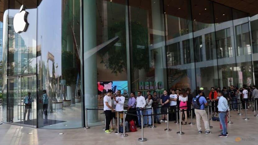 Apple craze draws long queues at opening of first India store Apple craze draws long queues at opening of first India store