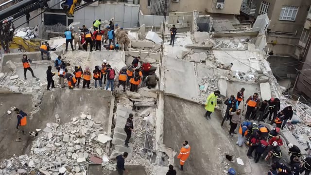 土耳其地震波及邻国叙利亚 死亡人数破2300人