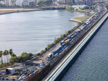 Are queue-cutting motorists largely to blame for jams at Singapore's land checkpoints, and how can improvements be made?
