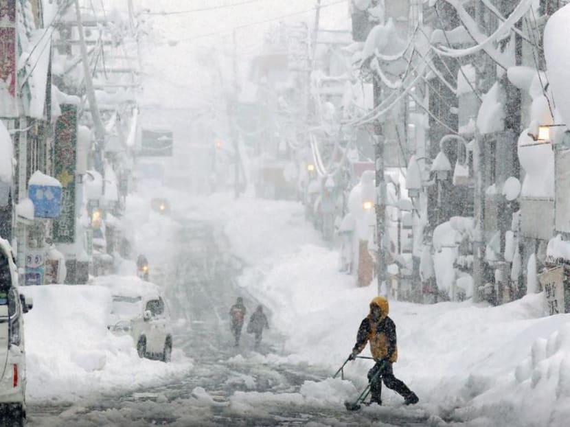 Heavy snow kills 8 in Japan, prompts weather officials to issue warning