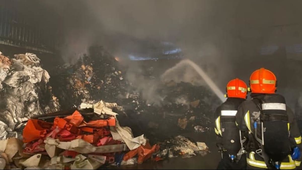 40 petugas pemadam kebakaran menangani kebakaran yang melibatkan ‘tumpukan besar’ limbah konstruksi di daerah Pioneer