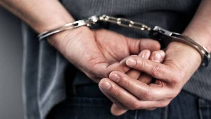 Lelaki 20 tahun ditangkap buang perabot dari blok HDB