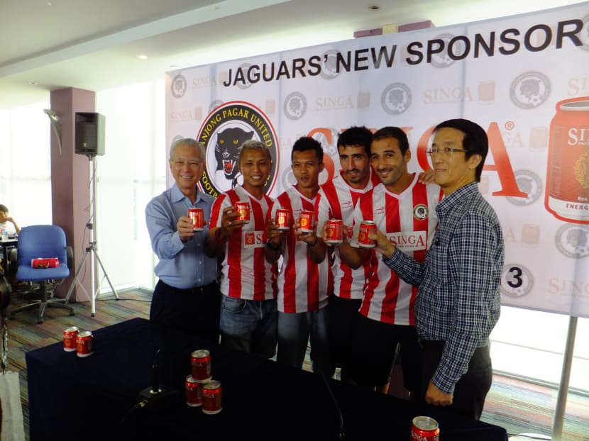 Tanjong Pagar United chairman Edward Liu (left) and Field Catering managing director Chew Thye Chuan toast the SINGA sponsorship with the players. Photo: Philip Goh