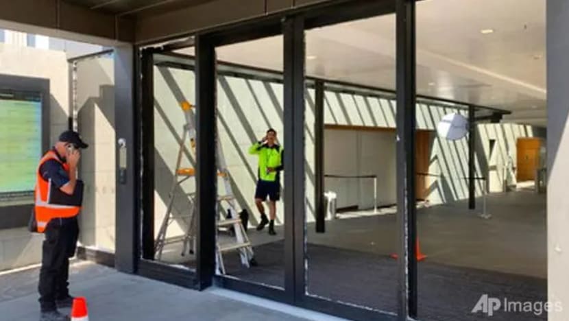 Lelaki guna kapak pecahkan pintu bangunan parlimen New Zealand