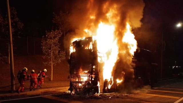 马国双层巴士行驶中着火 21人及时逃生幸无伤亡