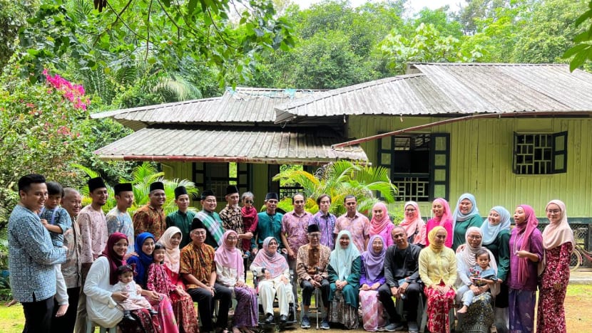 Keluarga besar 5 generasi teruja dapat beraya di Pulau Ubin selepas 2 tahun Keluarga besar 5 generasi teruja dapat beraya di Pulau Ubin selepas 2 tahun