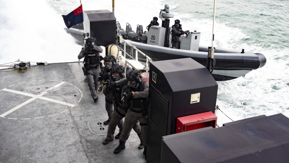 Polisi Penjaga Pantai menggunakan simulator baru agar petugas dapat menangani situasi terbalik dengan lebih baik