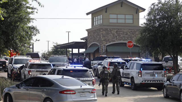 美国得州购物中心枪击案 已致九死七伤