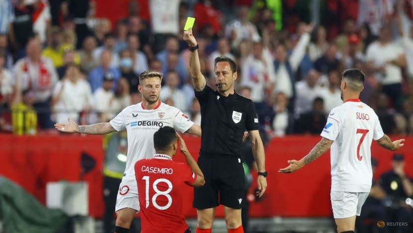 Slick Sevilla punish slapdash Man United to ease into Europa semis