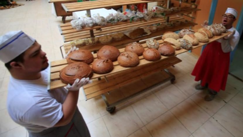 Pelajar berkeperluan khas Lubnan mahir buat roti Jerman