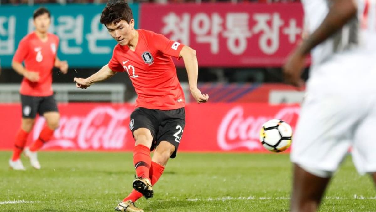 Hwang menandatangani kontrak dengan FC Seoul setelah menangguhkan kontrak dengan Rubin Kazan